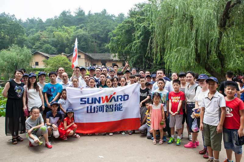 開挖機(jī)，坐游艇、飛機(jī) 山河智能開展員工家屬開放日活動(dòng)