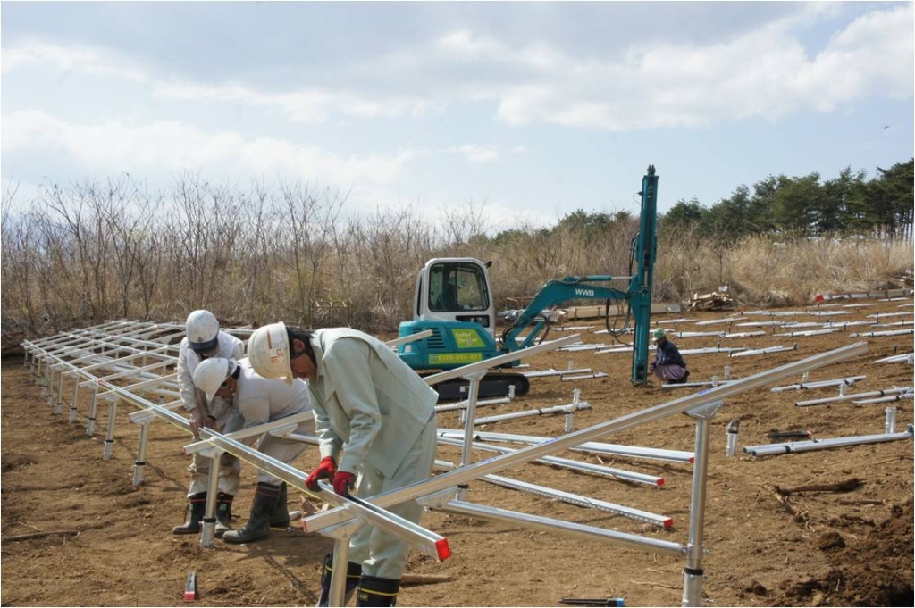 光伏工程施工必備利器---山河智能螺旋地樁鉆機(jī)精彩亮相上海光伏展