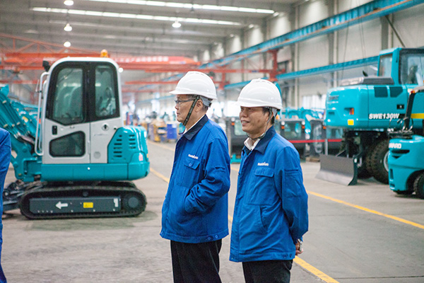 喜訊：山河智能朱建新榮獲《長(zhǎng)沙年鑒》2015年度十大人物獎(jiǎng)