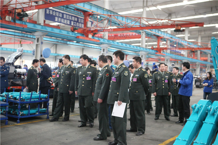 全軍軍交運(yùn)輸系統(tǒng)首長(zhǎng)及國(guó)防科大領(lǐng)導(dǎo)蒞臨山河智能參觀交流