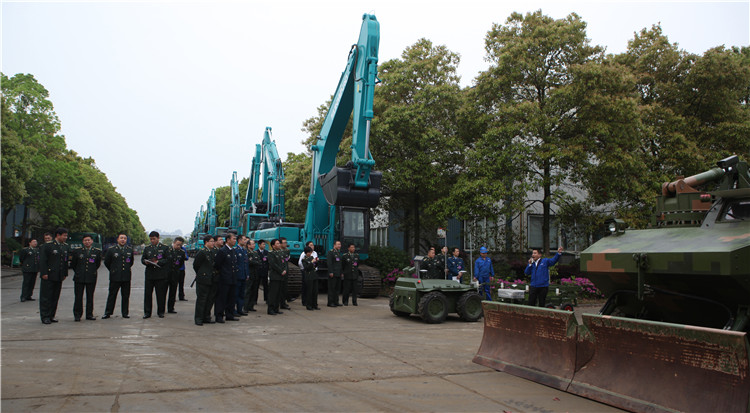 全軍軍交運(yùn)輸系統(tǒng)首長(zhǎng)及國(guó)防科大領(lǐng)導(dǎo)蒞臨山河智能參觀交流