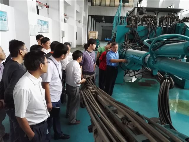 鶴發(fā)銀絲映日月，丹心熱血沃新花