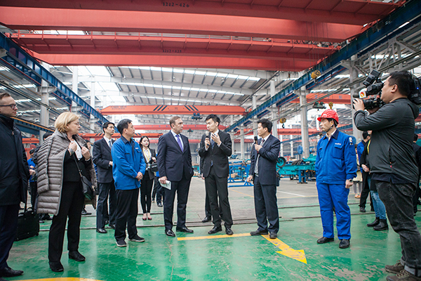 波蘭代表團(tuán)為山河智能創(chuàng)新發(fā)展點(diǎn)贊