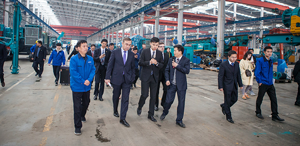 波蘭代表團(tuán)為山河智能創(chuàng)新發(fā)展點(diǎn)贊