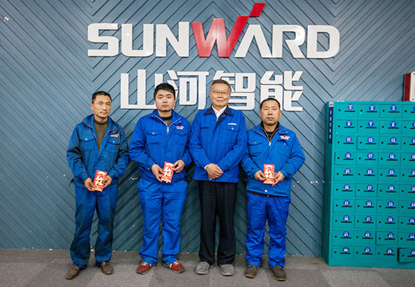 溫暖！山河智能2017年春節(jié)慰問40名困難職工