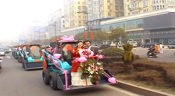 誰(shuí)說機(jī)械都冰冷？這款會(huì)跳舞的滑移明明就是熱情奔放的！