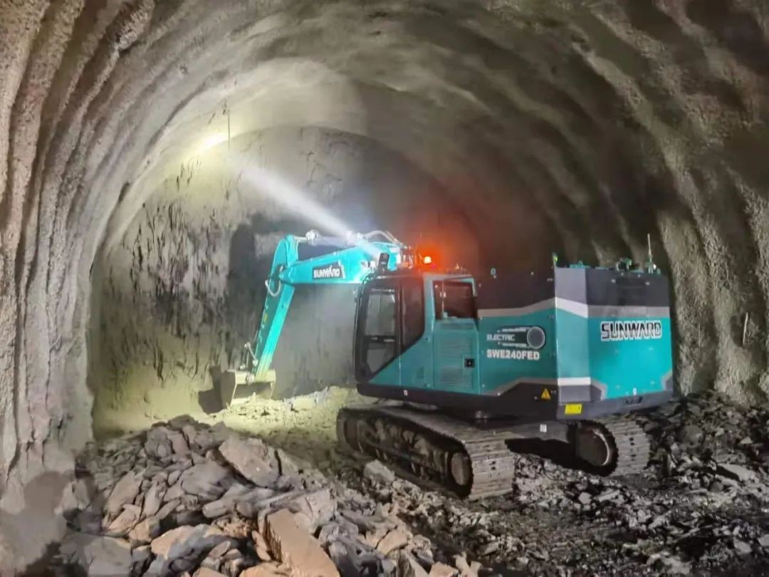 全國首臺(tái)純電動(dòng)智能挖掘機(jī)挑戰(zhàn)青藏高原