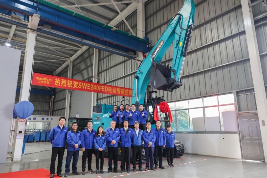 全國(guó)首臺(tái)！山河智能SWE240FED電動(dòng)智能挖掘機(jī)下線