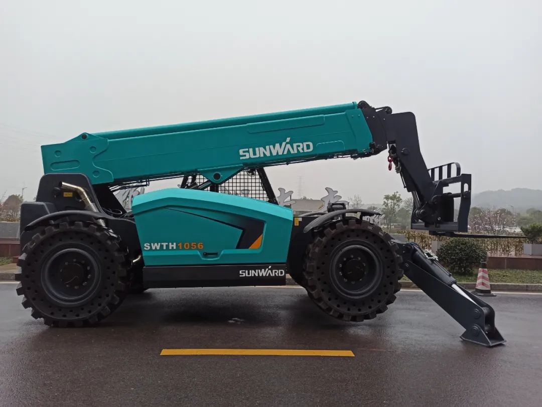山河智能SWTH1056伸縮臂叉裝車(chē)新機(jī)下線