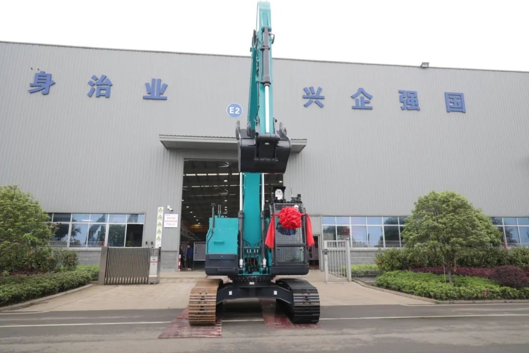 全國(guó)首臺(tái)！山河智能SWE240FED電動(dòng)智能挖掘機(jī)下線
