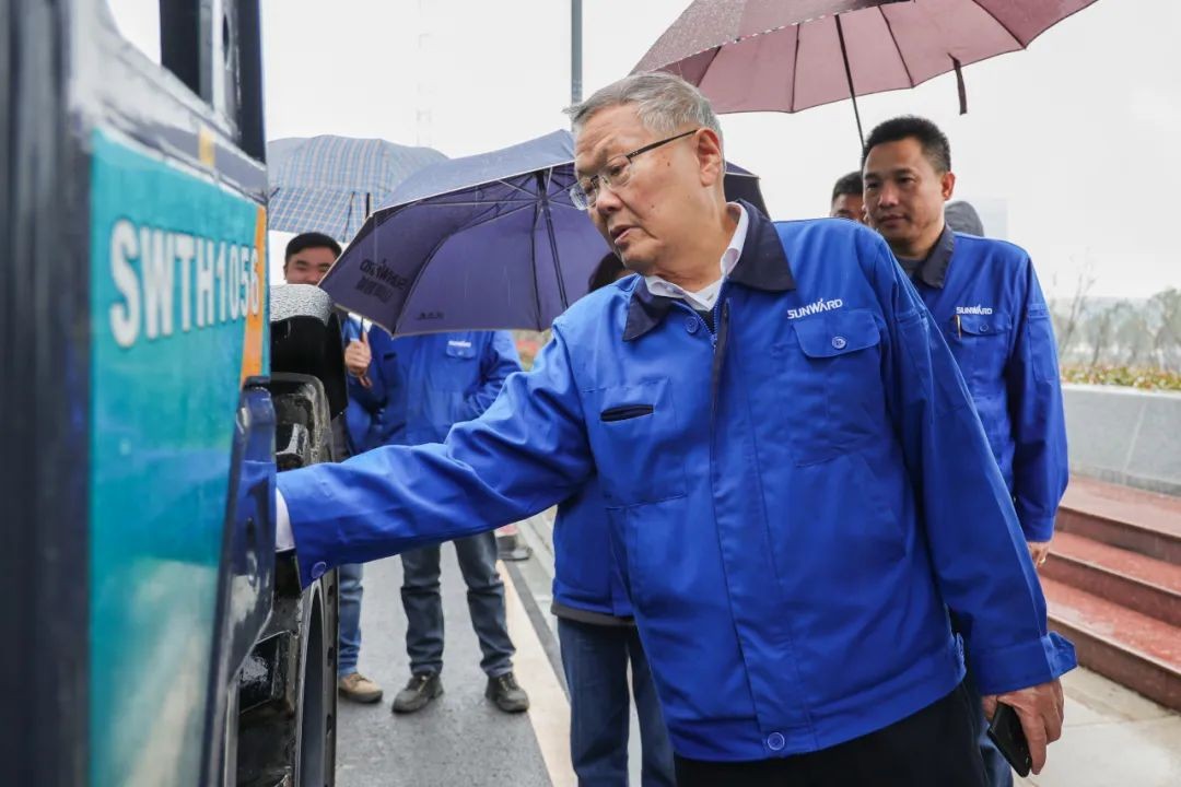 山河智能SWTH1056伸縮臂叉裝車(chē)新機(jī)下線