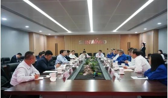 鄂爾多斯市委書(shū)記牛俊雁考察山河智能