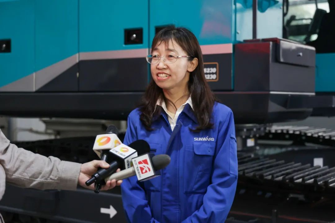 全國(guó)首臺(tái)！山河智能SWE240FED電動(dòng)智能挖掘機(jī)下線