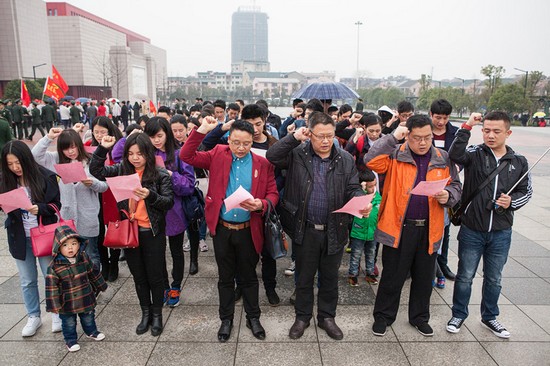 愛崗敬業(yè)，踐行雷鋒精神