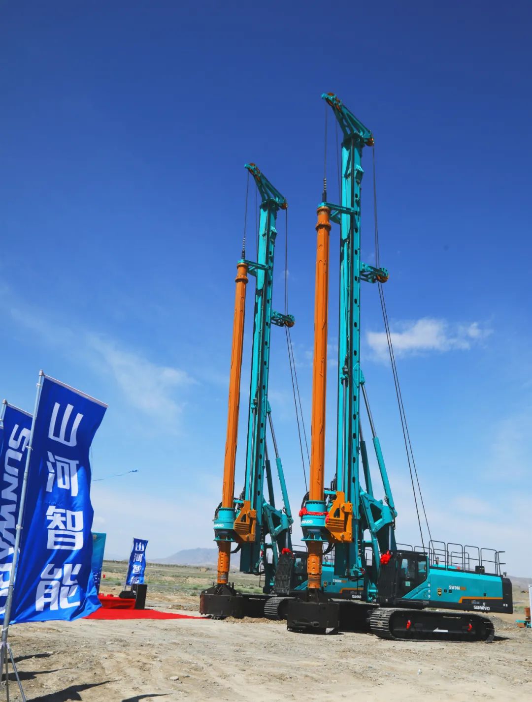 山河智能產(chǎn)品交付中國能建葛洲壩集團，助力建設(shè)大美新疆