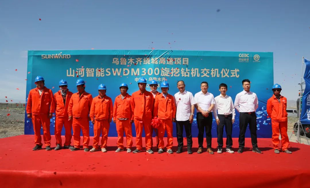 山河智能產(chǎn)品交付中國能建葛洲壩集團，助力建設(shè)大美新疆