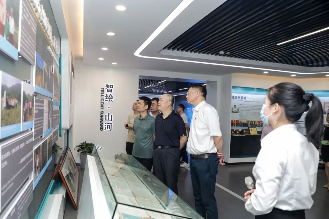 國(guó)防科大北斗團(tuán)隊(duì)考察山河智能