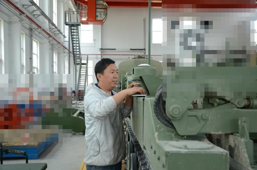 致敬！戰(zhàn)斗在風(fēng)沙中的特種裝備團(tuán)隊(duì)