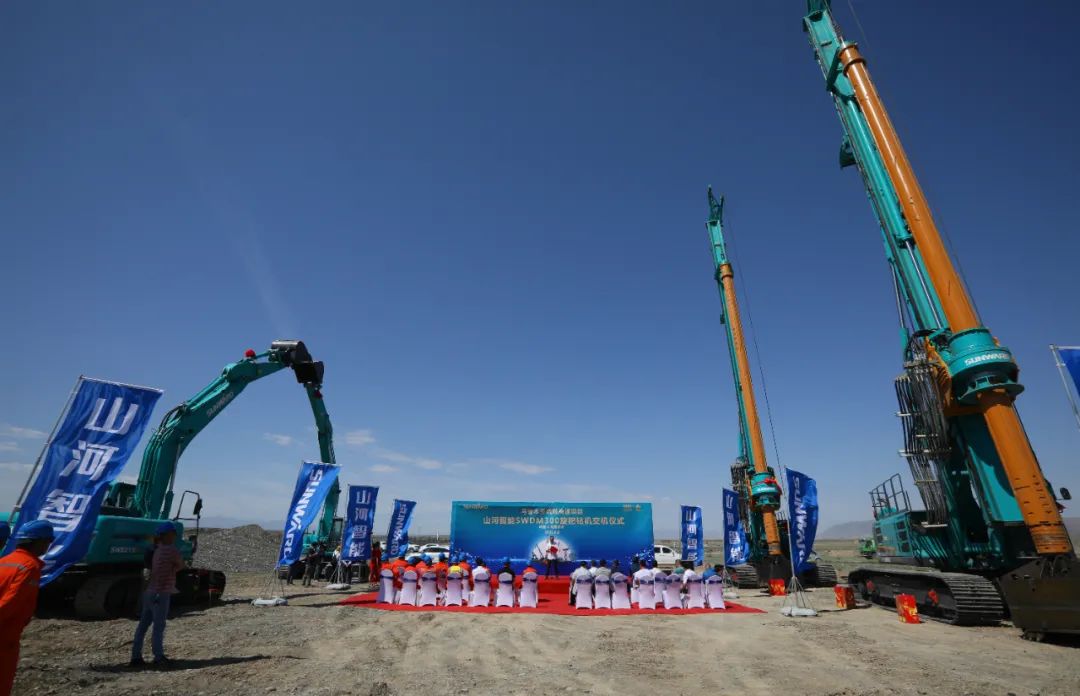 山河智能產(chǎn)品交付中國能建葛洲壩集團，助力建設(shè)大美新疆