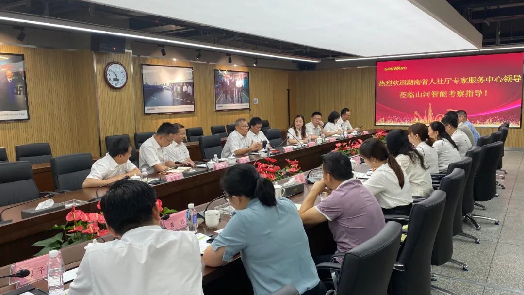 董事長(zhǎng)何清華收到湖南省領(lǐng)導(dǎo)聯(lián)系服務(wù)專家聯(lián)絡(luò)卡