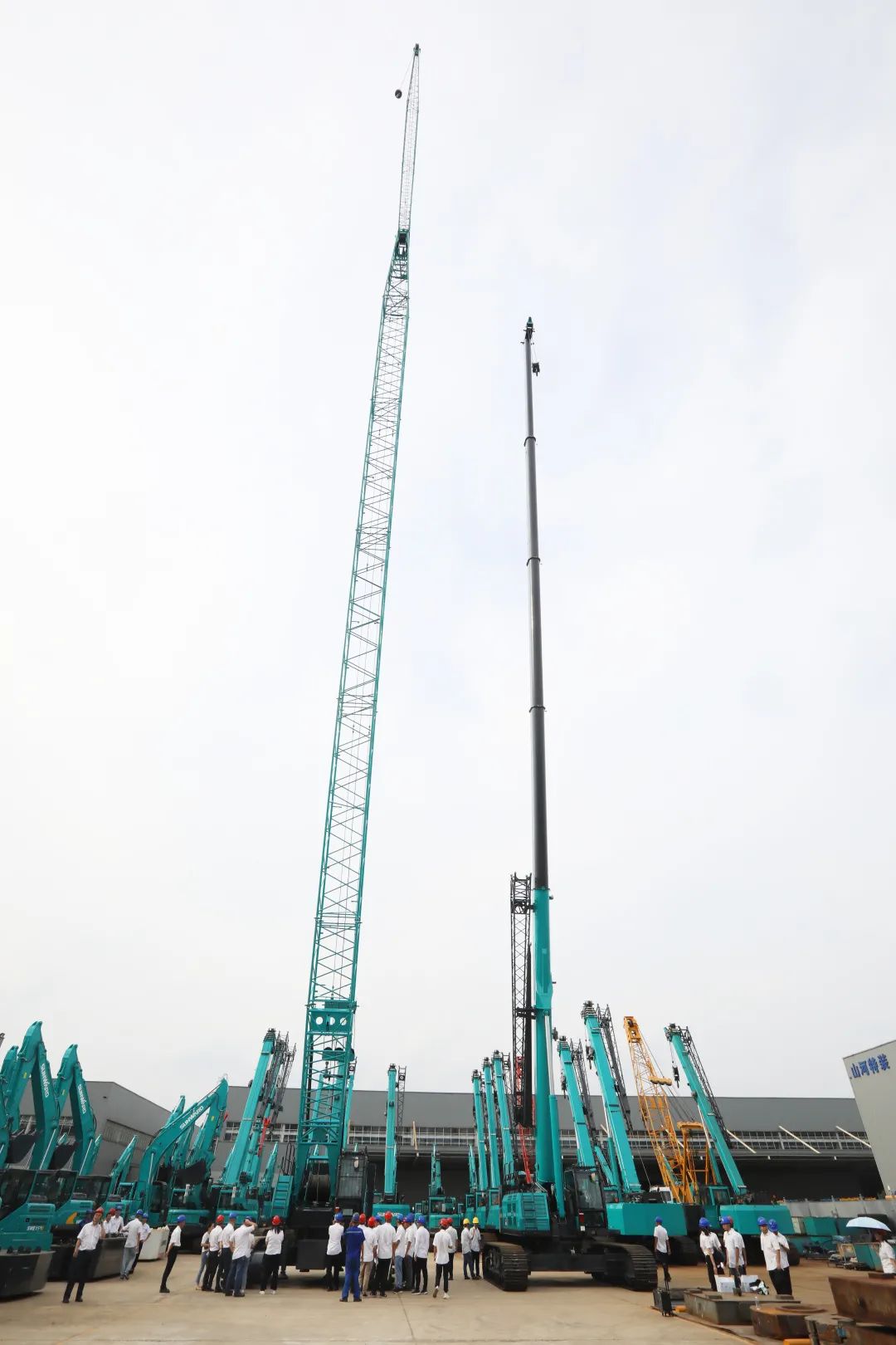 雙鷹翱翔，“E”往無前！——山河智能新一代E系列起重機(jī)下線！