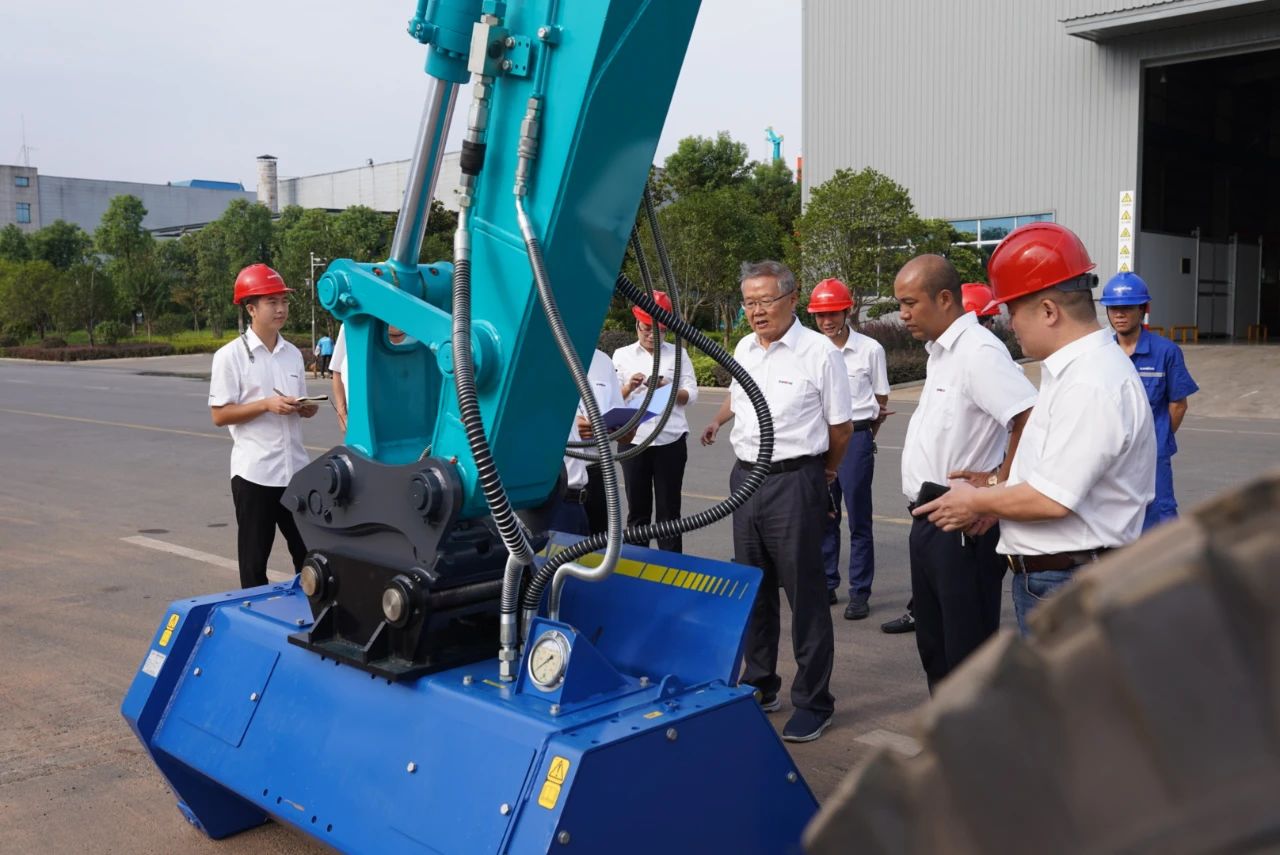 國(guó)內(nèi)首臺(tái)！山河智能15噸級(jí)輪履兩用開(kāi)帶機(jī)成功下線