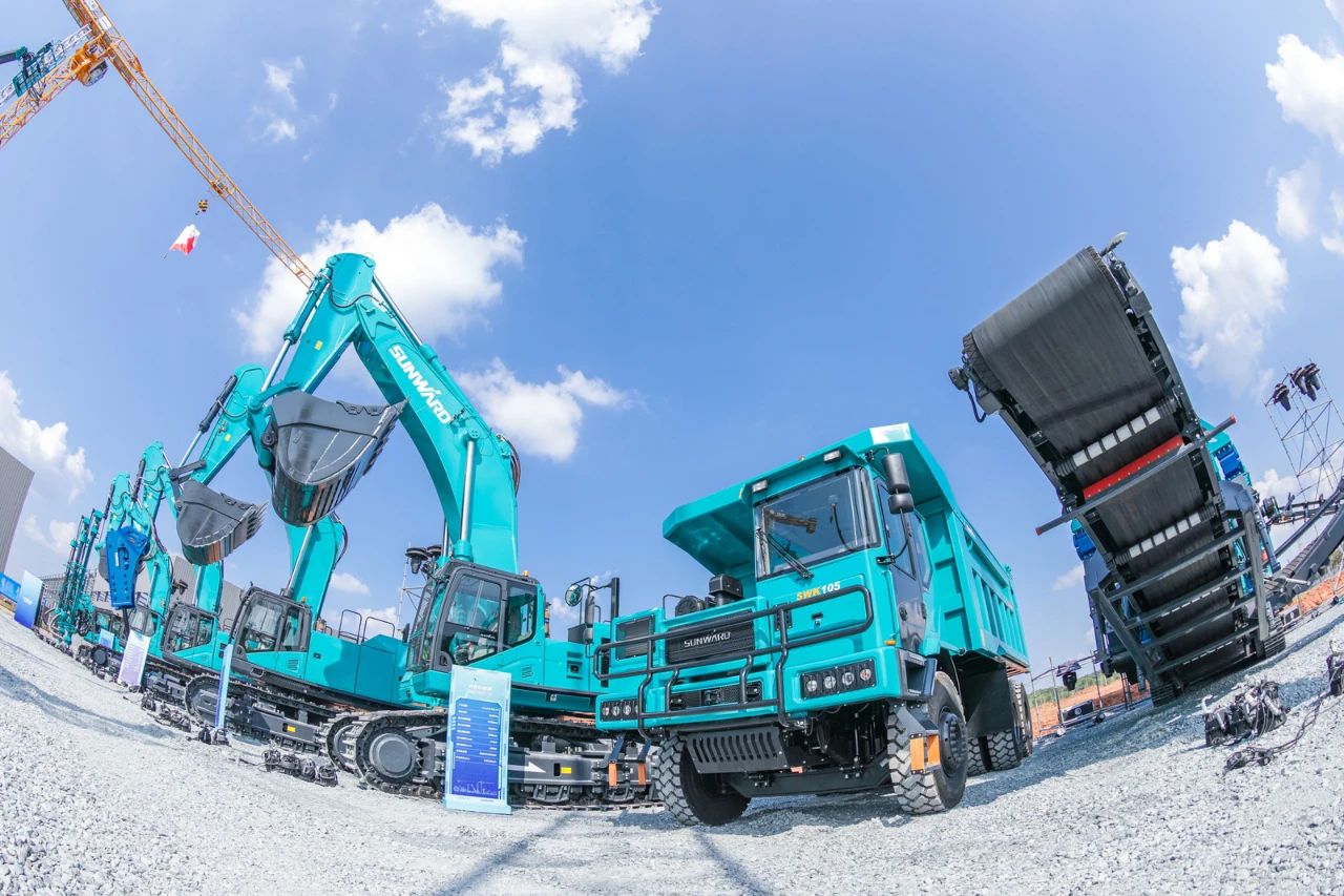 四大成套裝備聯(lián)袂登場(chǎng)！山河智能創(chuàng)新成果展示會(huì)交出“亮眼答卷”