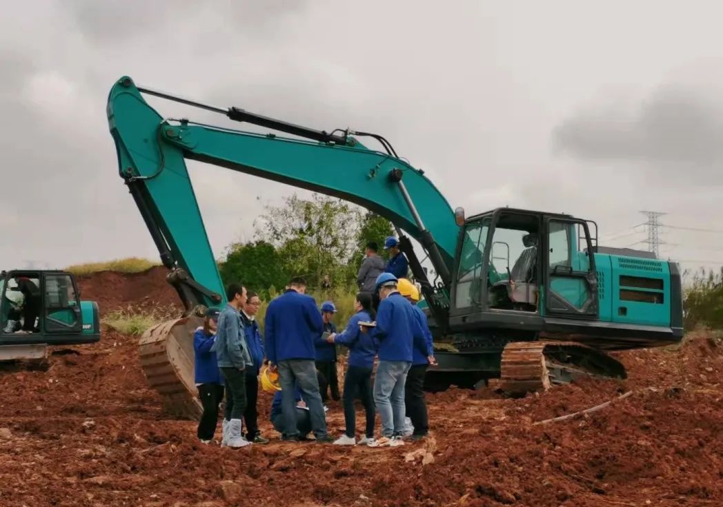 一起來“找茬”！10位“超級體驗官”試駕山河智能最新“F系列”挖掘機