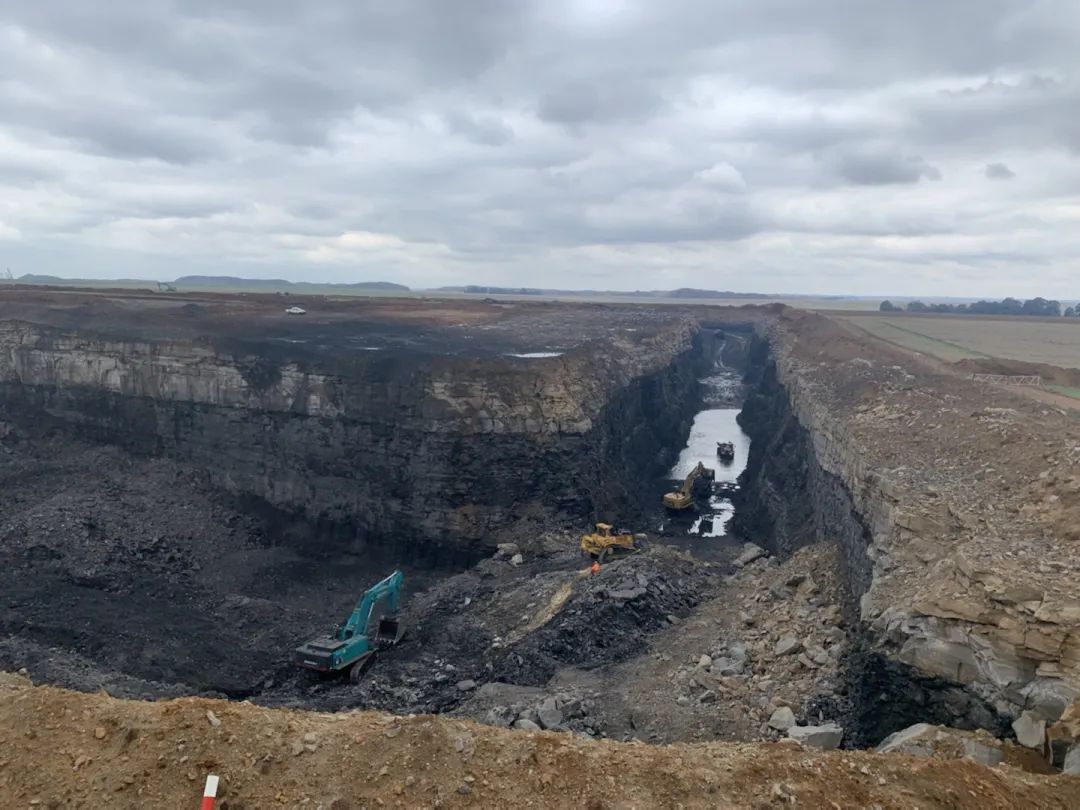 挑戰(zhàn)礦山難題！山河智能95噸級(jí)礦用挖掘機(jī)成功進(jìn)入非洲市場(chǎng)