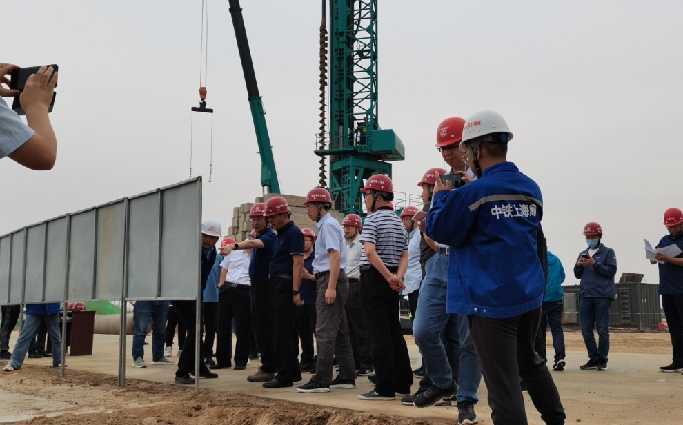 創(chuàng)下紀(jì)錄！山河智能引孔式靜力壓樁機(jī)首次應(yīng)用于高鐵項(xiàng)目