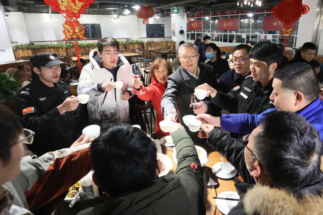 山河智能董事長(zhǎng)何清華與留廠員工一起過(guò)大年！