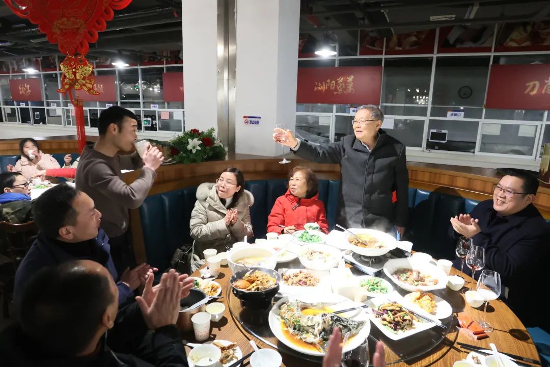 山河智能董事長(zhǎng)何清華與留廠員工一起過(guò)大年！