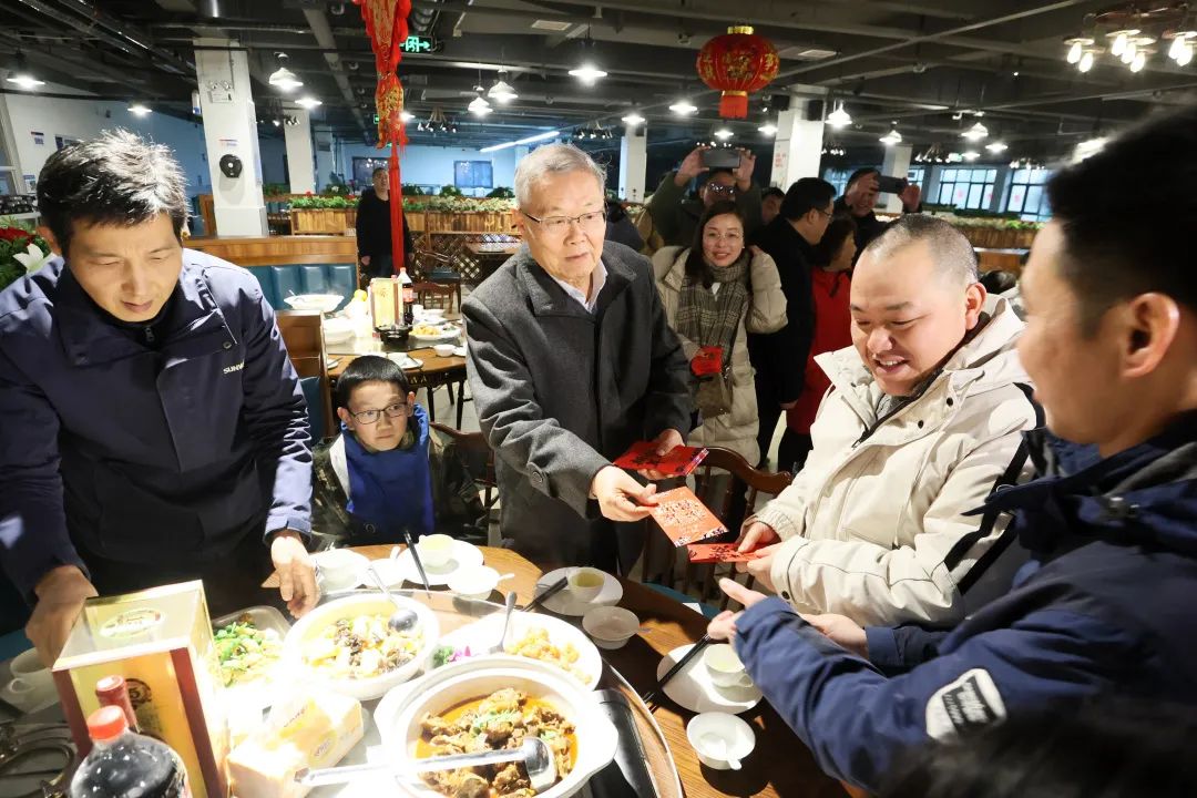 山河智能董事長(zhǎng)何清華與留廠員工一起過(guò)大年！
