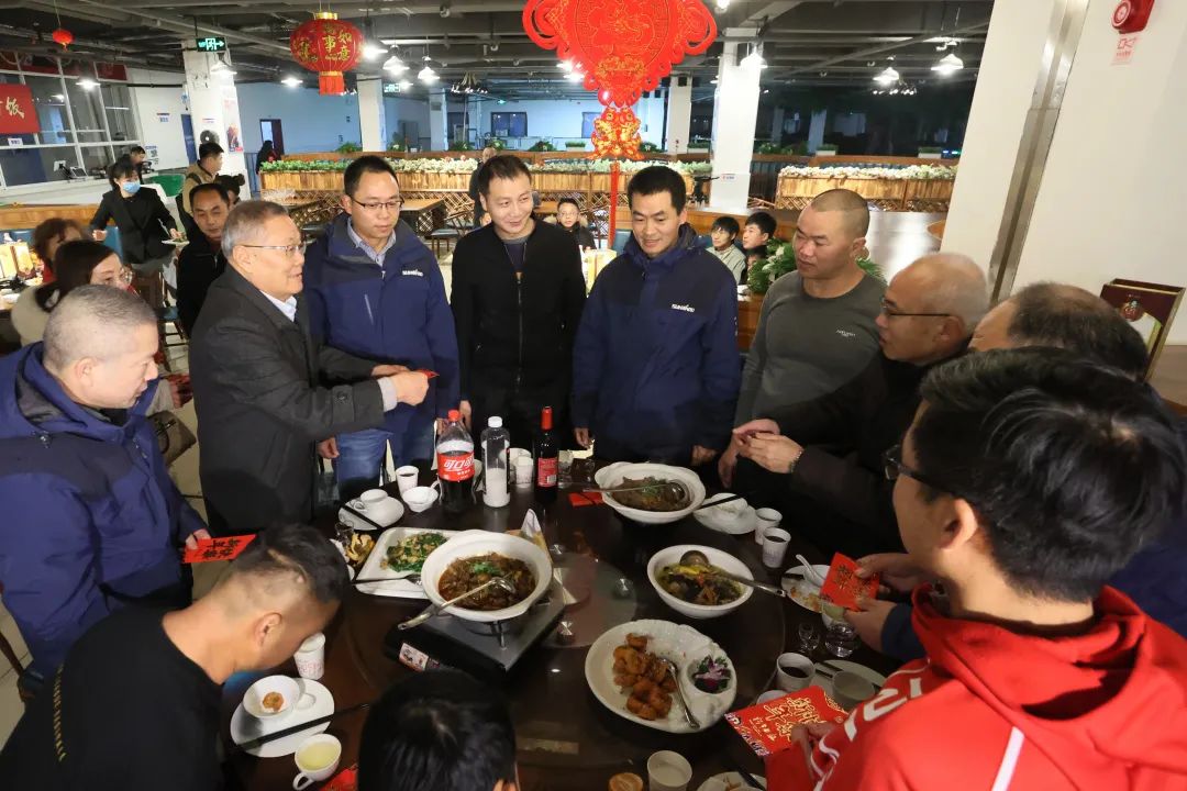 山河智能董事長(zhǎng)何清華與留廠員工一起過(guò)大年！