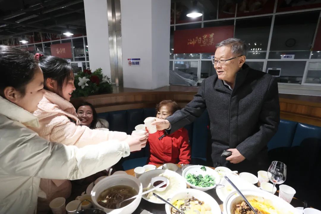 山河智能董事長(zhǎng)何清華與留廠員工一起過(guò)大年！