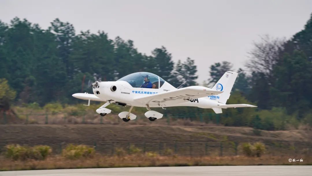 湖南日?qǐng)?bào) | 我國首款油電混合動(dòng)力通用飛機(jī)試飛成功