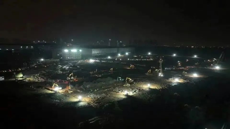 沖鋒一線顯擔(dān)當(dāng)！山河智能挖掘機助力長沙方艙醫(yī)院建設(shè)