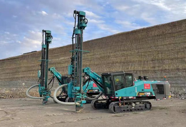 攜手戰(zhàn)邊疆！山河智能潛孔鉆機(jī)助力宏大爆破新疆奇臺(tái)項(xiàng)目建設(shè)