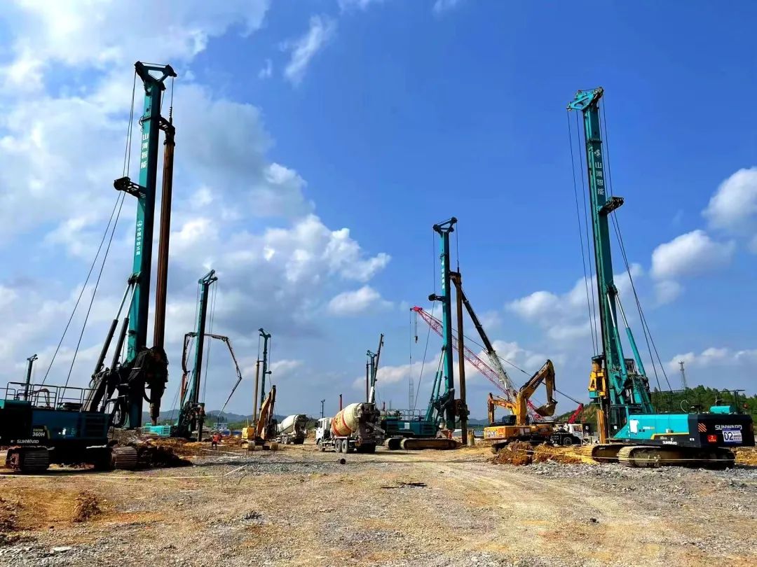 打樁“神器”再露鋒芒！山河智能旋挖鉆機助力貴陽貴安新區(qū)負(fù)極材料項目加速建設(shè)