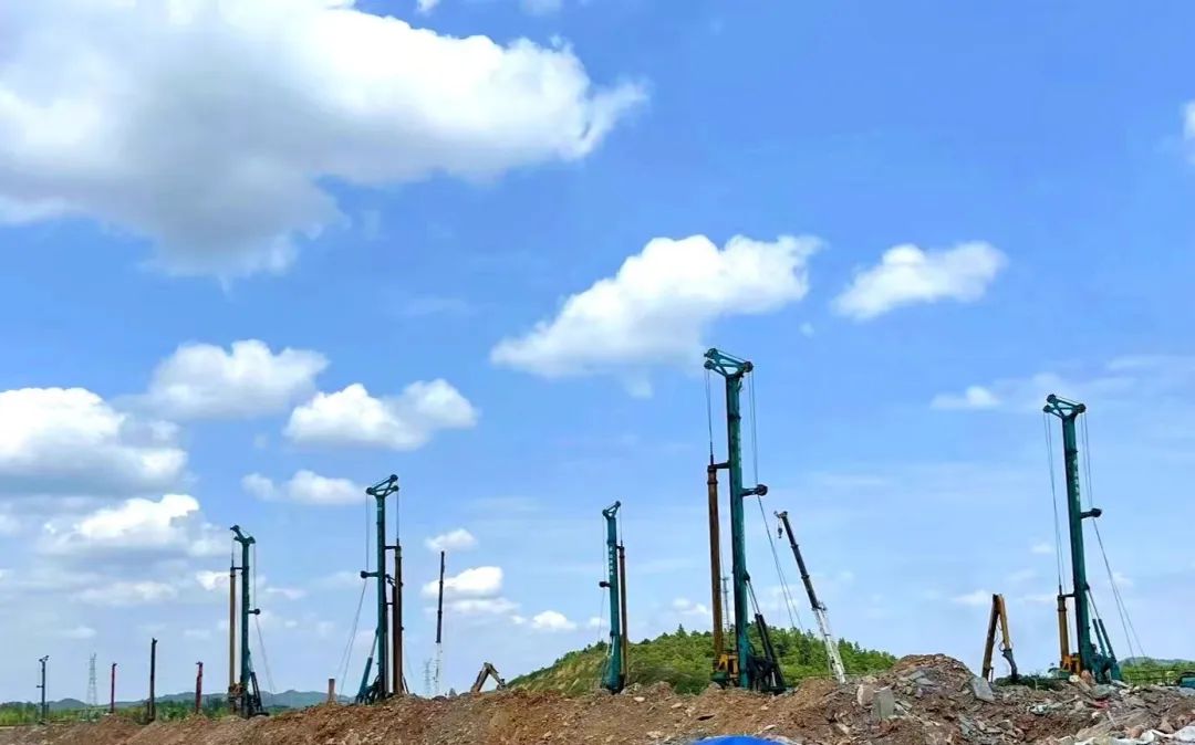 打樁“神器”再露鋒芒！山河智能旋挖鉆機助力貴陽貴安新區(qū)負(fù)極材料項目加速建設(shè)
