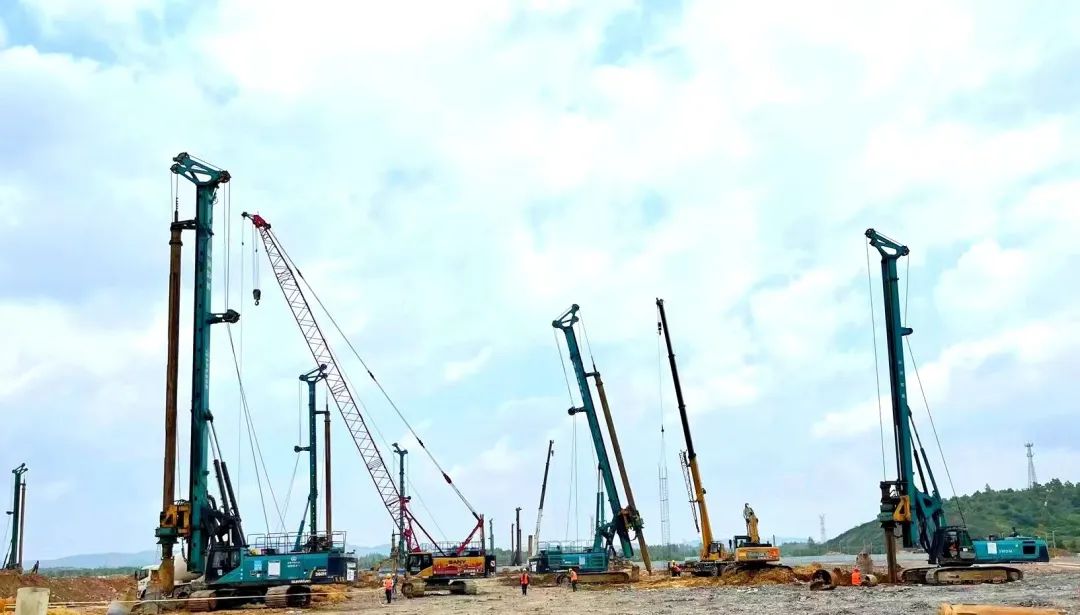 打樁“神器”再露鋒芒！山河智能旋挖鉆機助力貴陽貴安新區(qū)負(fù)極材料項目加速建設(shè)