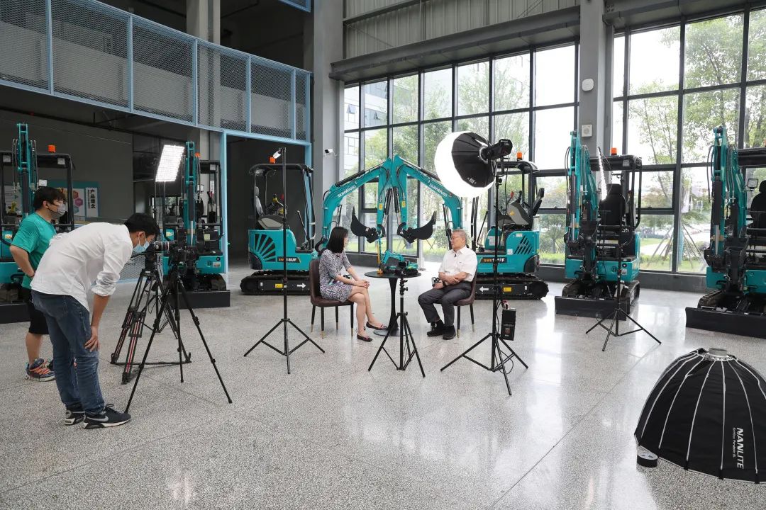 CGTN探廠！專(zhuān)訪山河智能董事長(zhǎng)、首席專(zhuān)家何清華花絮來(lái)了