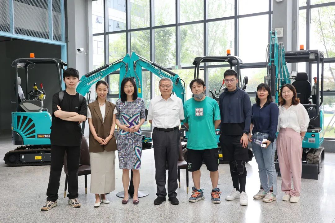 CGTN探廠！專(zhuān)訪山河智能董事長(zhǎng)、首席專(zhuān)家何清華花絮來(lái)了