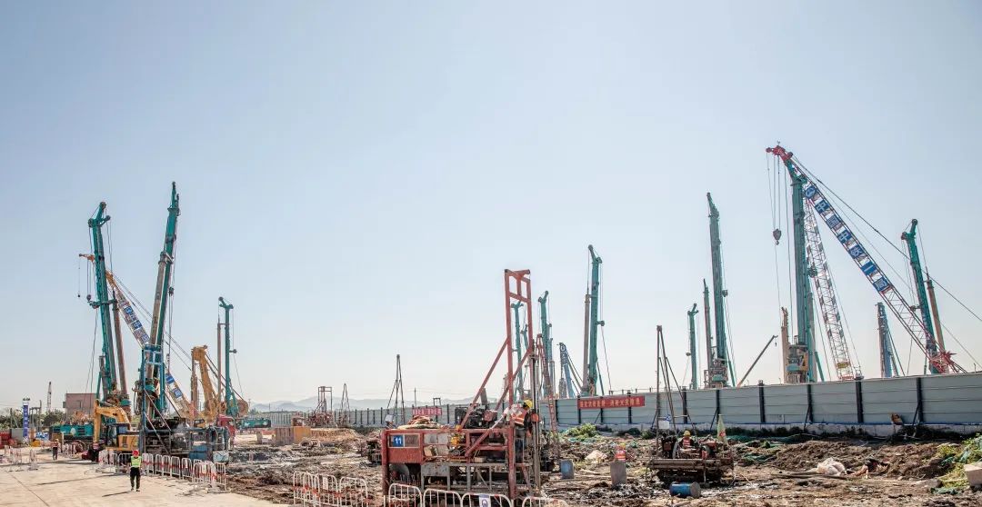 “山河綠”再現(xiàn)大灣區(qū)！山河智能旋挖鉆機(jī)組團(tuán)助建廣州白云機(jī)場(chǎng)項(xiàng)目