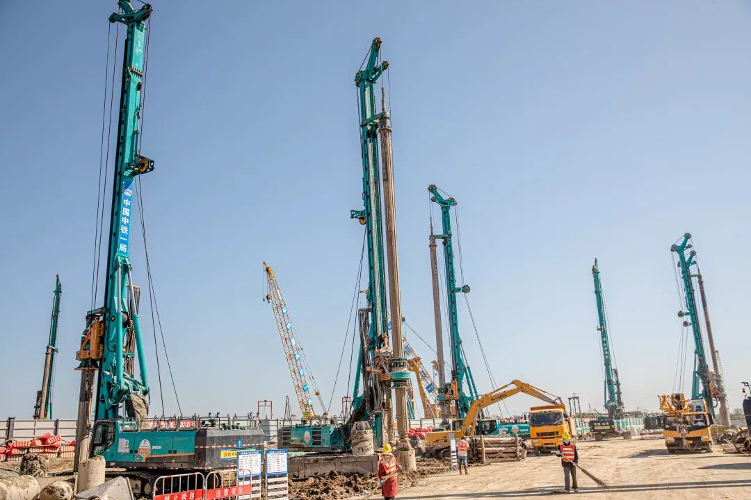 “山河綠”再現(xiàn)大灣區(qū)！山河智能旋挖鉆機(jī)組團(tuán)助建廣州白云機(jī)場(chǎng)項(xiàng)目