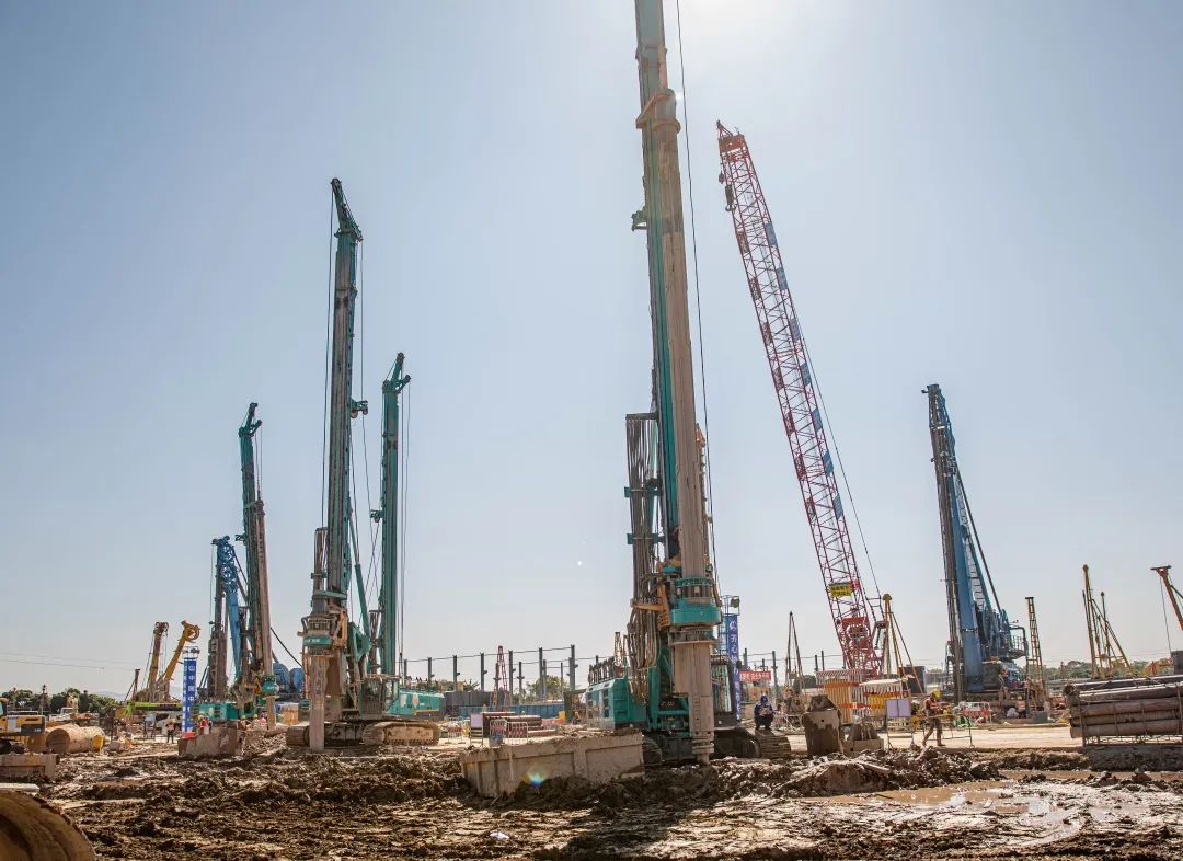 “山河綠”再現(xiàn)大灣區(qū)！山河智能旋挖鉆機(jī)組團(tuán)助建廣州白云機(jī)場(chǎng)項(xiàng)目