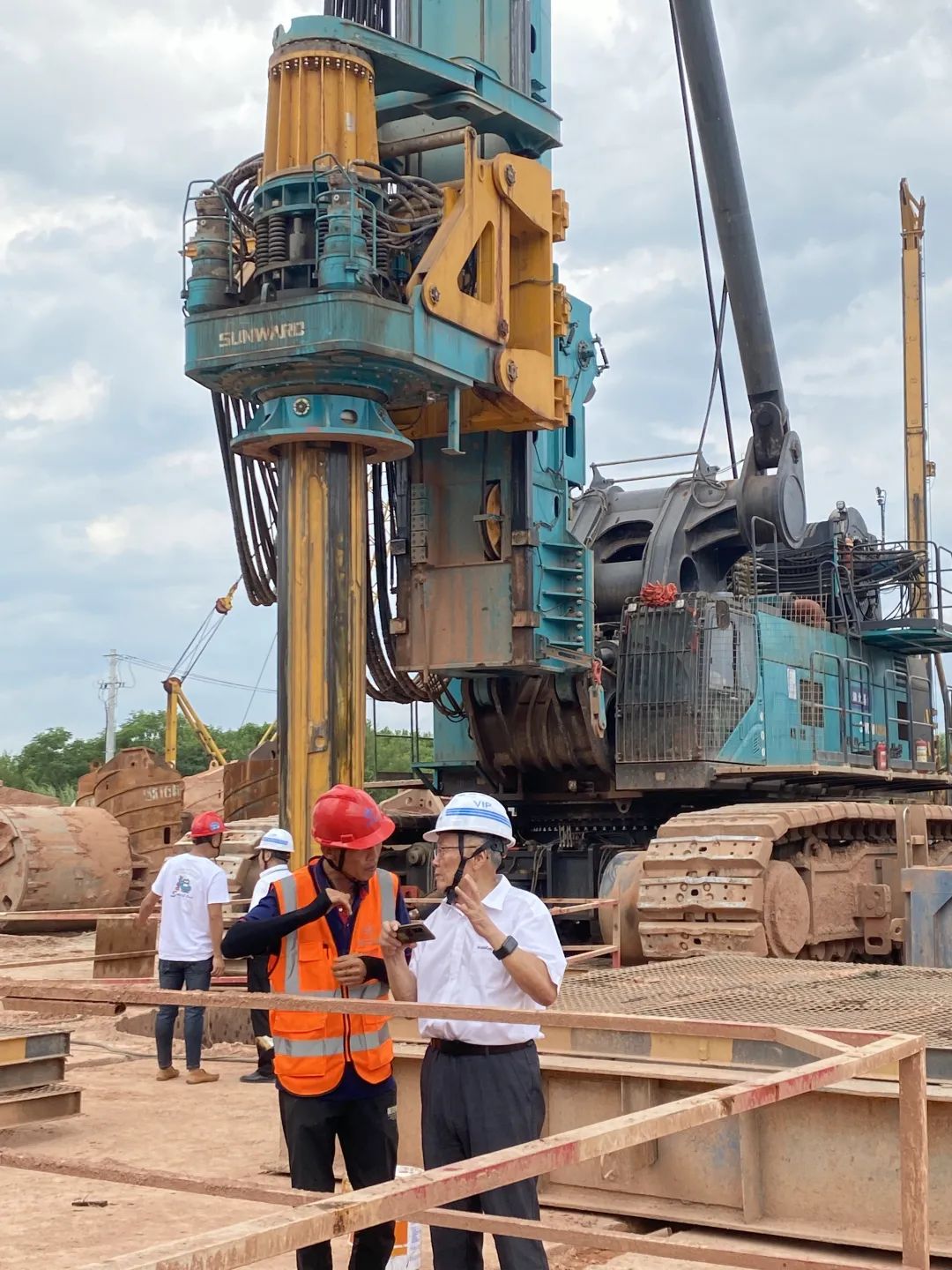 何清華帶隊赴燕磯長江大橋建設(shè)項目調(diào)研