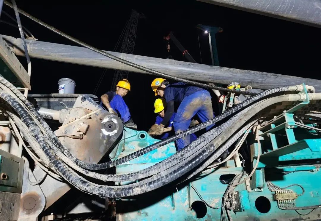 “創(chuàng)造施工奇跡！”他們和山河智能“超級樁備”一起助建燕磯長江大橋