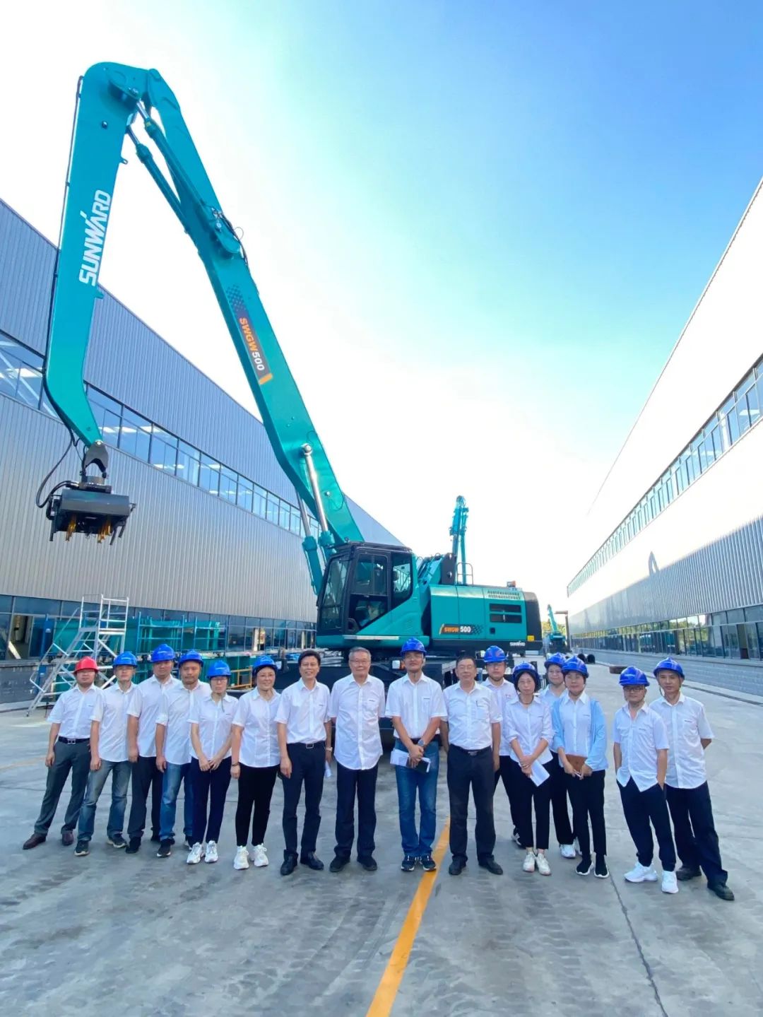 作業(yè)幅度達18米，山河智能首臺輪式抓料機成功下線