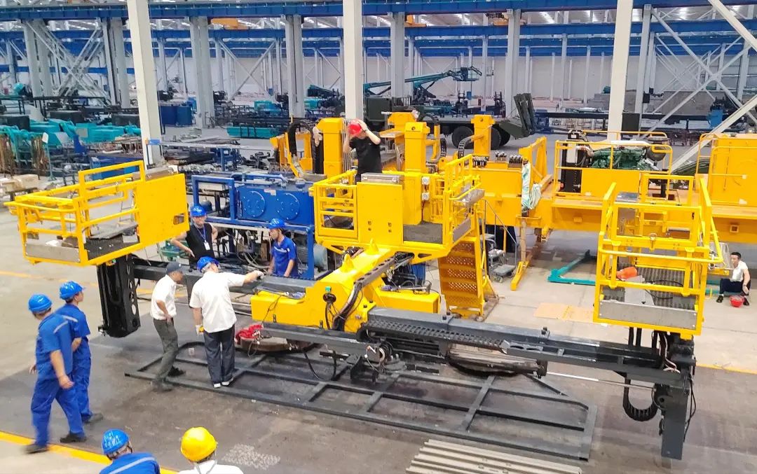 為鐵路運(yùn)輸保駕護(hù)航！山河智能自主研制首套三平臺作業(yè)裝置成功交付
